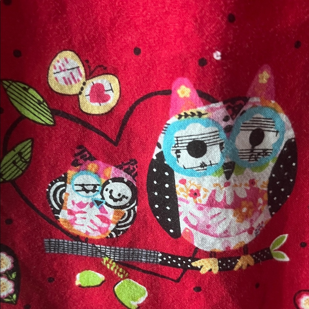Cherokee Red Owl Pattern Scrub Top - Picture 3 of 4